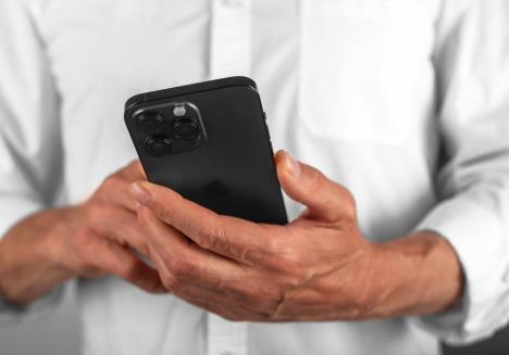 Telefon u rukama