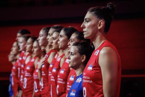 Tijana Bošković sluša himnu Srbije