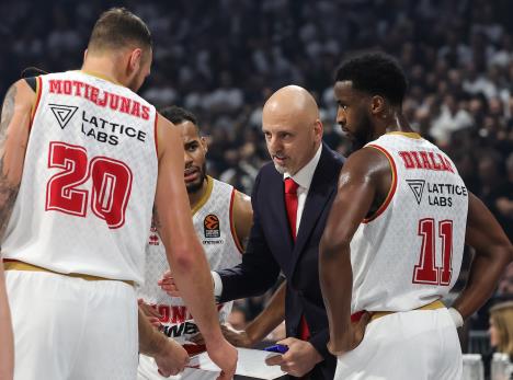 Saša Obradović objašnjava akciju košarkašima Monaka
