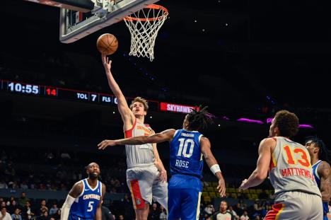 Nikola Đurišić ide ka košu