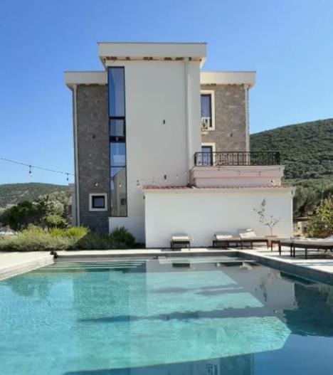 Hana Ikodinović u minijaturnom bikiniju zapalila mreže