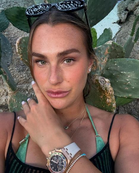 Arina Sabalenka na bazenu