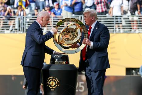 Đani Infantino i Donald Tramp sa peharom Svetskog klupskog šampiona