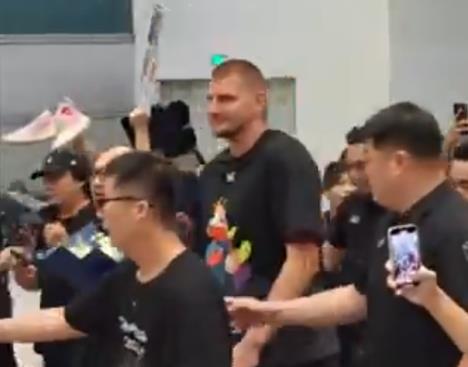 Nikola Jokić na aerodromu u Kini