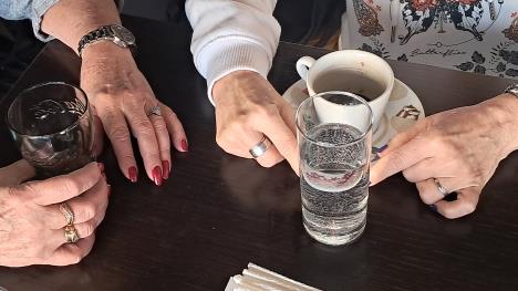 Kafa i sok na stolu u kafiću