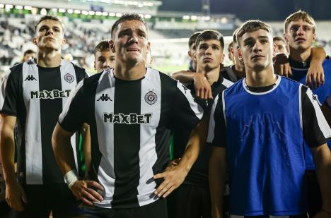 Fudbaleri Partizana posle meča sa AEK-om