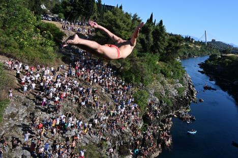 Skokovi u vodu sa Vezirovog mosta u Podgorici