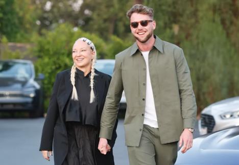 Sia i Hari Džouzi se drže za ruke.jpg