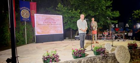 Rozeta, beseda o slavodobitniku.png