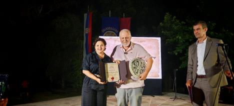 Rozeta, nagrada uručena laureatu.png