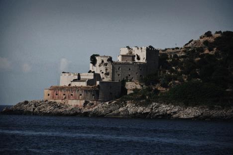 Ostrvo Mamula fotografisano s mora