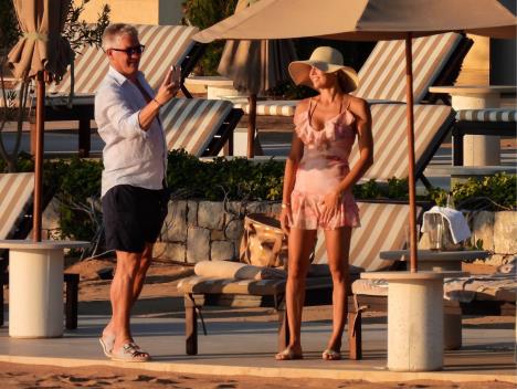 Fotografije Bastijana Švajnštajgera i Silve Kapitanove na plaži u Grčkoj