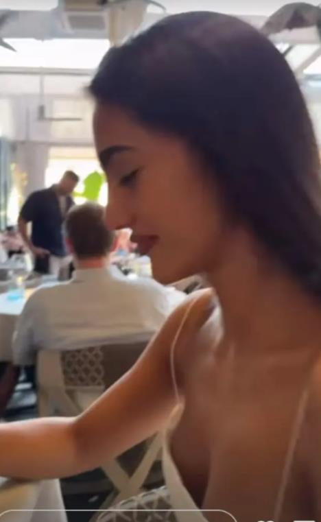 GASTOZ ZALJUBLJEN DO UŠIJU, EVO KOJU POZNATU LEPOTICU JE IZVEO NA VEČERU! Ne kriju da uživaju, fotka napravila haos na mrežama (FOTO)