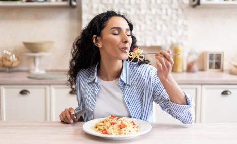devojka jede pastu shutterstock_2493463947.jpg