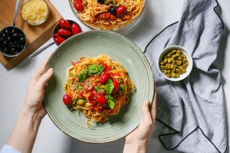 pasta sa paradajzom shutterstock_2110297163.jpg