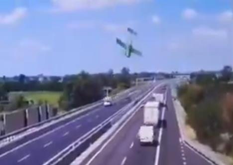 avion pad aviona Italija.jpg