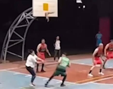 Supruga motkom napala muža tokom utakmice