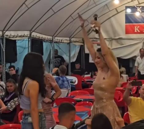 Rada Manojlović zapevala ispod šatora