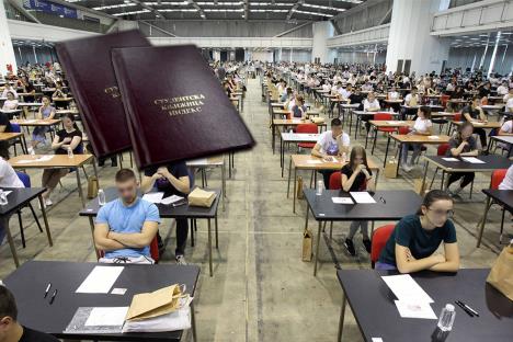 Budući brucoši polažu prijemne ispite u trci za indeks i upis na fakultet