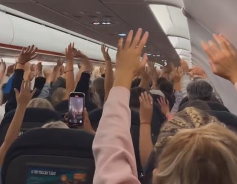 Stjuart u avionu naveo putnike da vežbaju.jpg