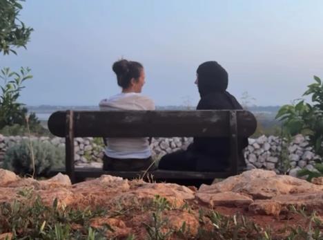 Dragana Mićalović razgovara sa monahinjom.jpg