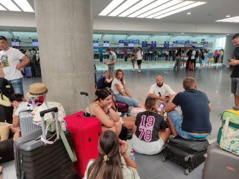 Kipar Zarobljeni turisti na kipru aerodrom