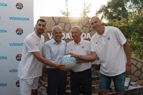 6. Osnivač brenda VODAVODA Vojin Đorđević zajedno sa selektorom Svetislavom Pešićem i košarkašima.jpg