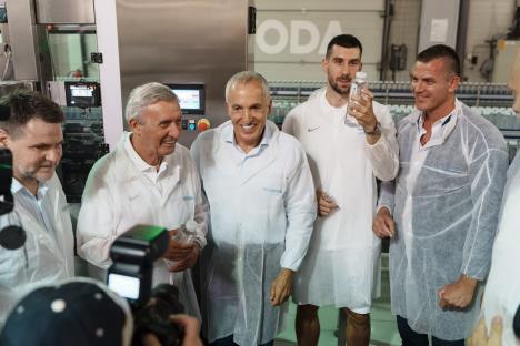 3. Grupna fotografija u proizvodnji.jpg