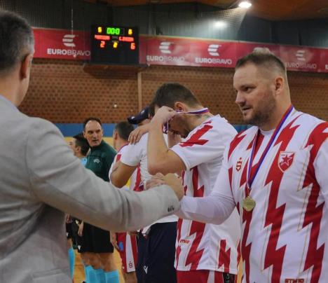 Denis Inajetović prima medalju posle finala Kupa Beograda FOTO FSB.jpg