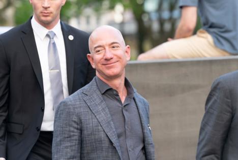 Džef Bezos u sivom odelu se smeška