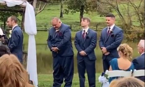 Kum u sred venčanja ostao bez pantalona.jpg