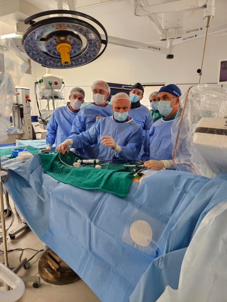 Bez otvaranja grudnog koša urađena zamena srčanog zaliska