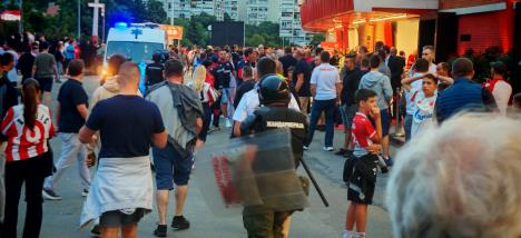 Navijači Crvene zvezde ispred stadiona Rajko Mitić