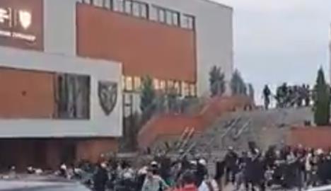 Tuča Delija i policije ispred severne tribine