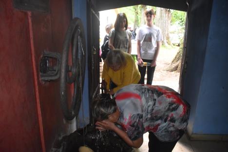 Natoče vodu i umiju se foto s.u..JPG