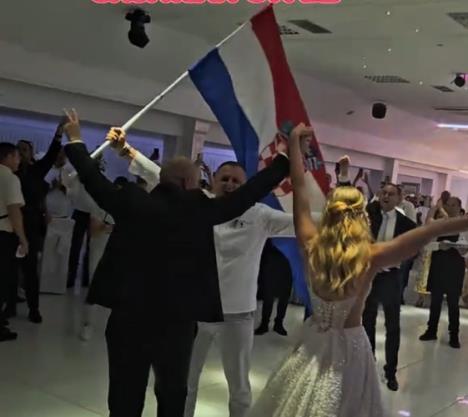Mladenci ulaze u salu uz pesmu Bojna Čavoglave – snimak sa TikToka