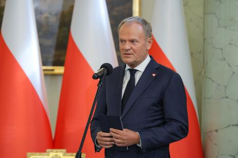 Poljski premijer Donald Tusk ispred zastave Poljske