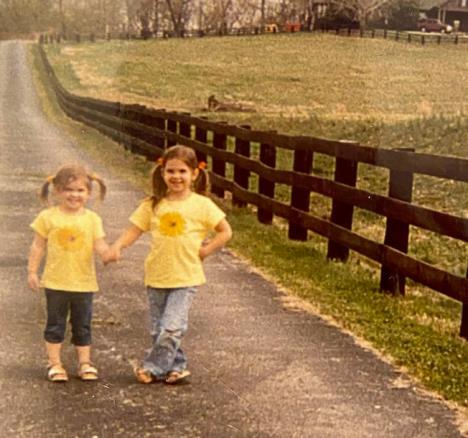 Marina Džouns sa starijom sestrom