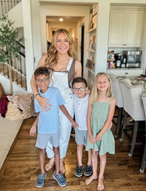 Kejti Pejdž sa usvojenom decom.jpg