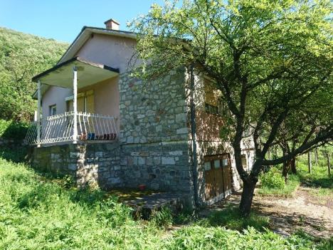 prodajem-2-kuce-na-istom-placu-n-kod-golubca_1.jpg