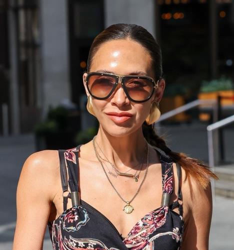 Majlin Klas u crvenoj haljini bez rukava