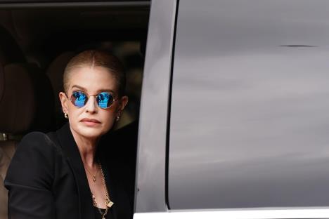 Keli Ozborn na sahrani oca sa njegovim sunčanim naočarima.jpg