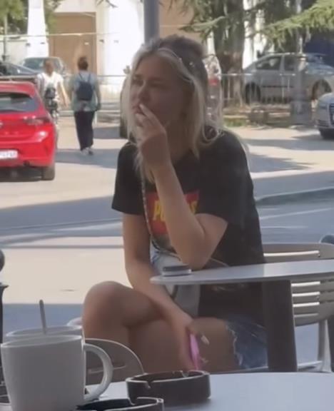 Sofija Milošević zabrinuta u kafiću