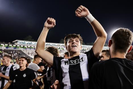 Slavlje igrača i navijača Partizana posle utakmice sa Oleksandrijom