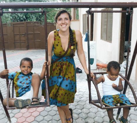 Natalija Sakado  sa decom u Gani