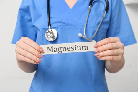 Doktorka u ruci drži papir na kojem pise magnezijum