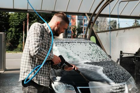 Muškarac pere automobil.jpg