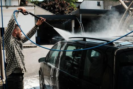 Muškarac pere automobil.jpg