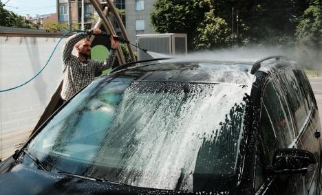 Muškarac pere automobil.jpg