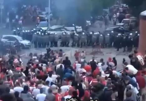 Tuča navijača Crvene zvezde i policije